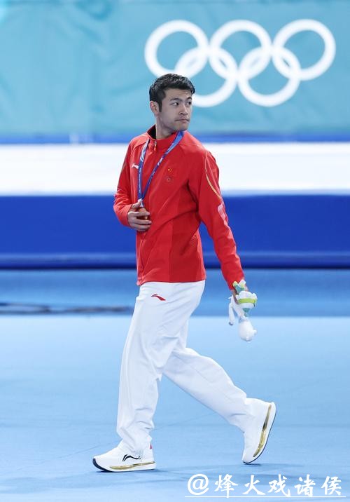 铜牌比金牌还燃！宁忠岩死磕美国“外星人”斯托尔兹，抢下中国速滑历史突破，这四年他等的就是这一刻！